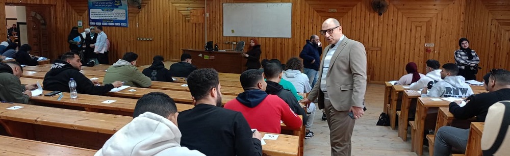 السيد عميد الكلية يتفقد سير امتحانات الفصل الدراسي الأول