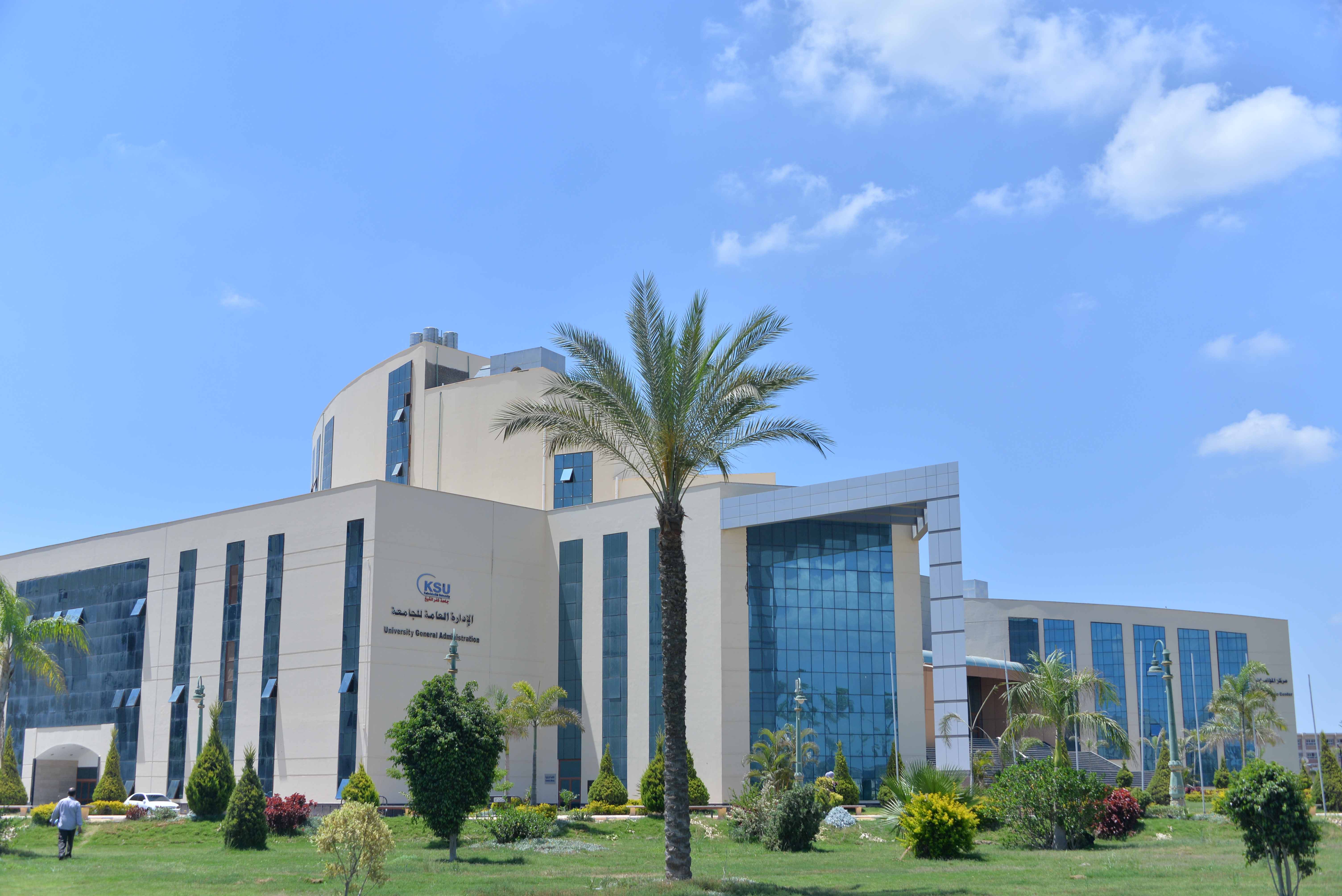 طلاب في الحرم الجامعي