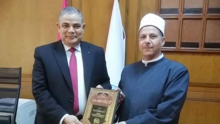 «الأوقاف» تهدي جامعة كفر الشيخ موسوعة الثقافة الإسلامية