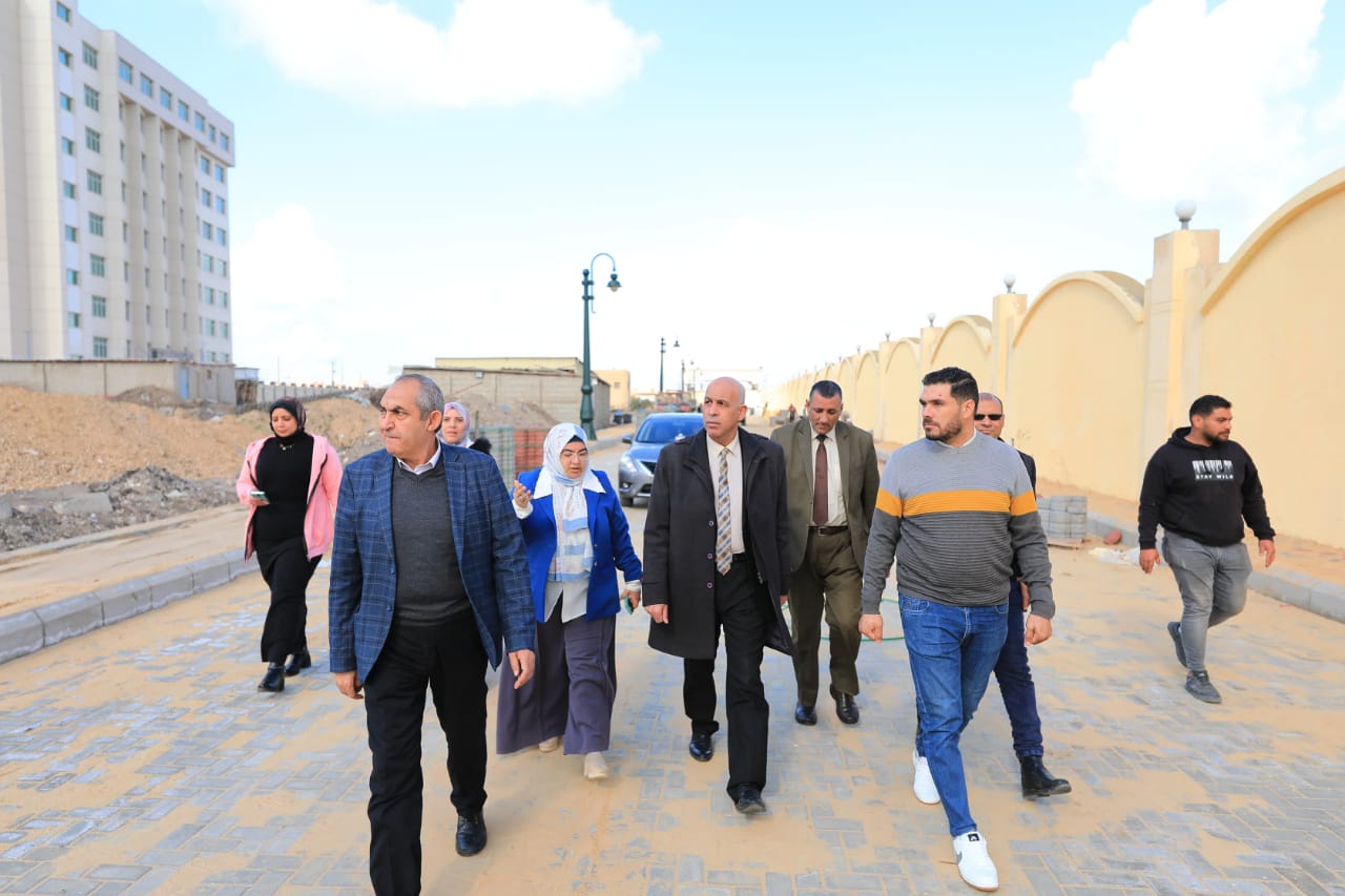رئيس الجامعة يتفقد أعمال تركيب الإنترلوك بالمدينة الطبية ورامب لخدمة ذوي الهمم وكبار السن والمرضي برصيف سور الجامعة