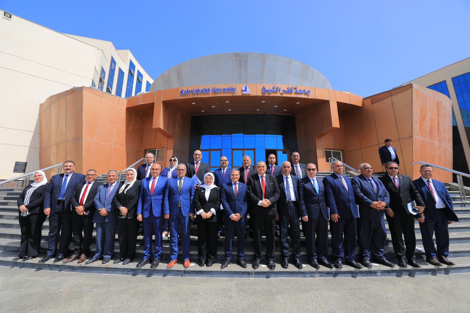 عقد مجلس الجامعة برئاسة الدكتور عبد الرازق دسوقي رئيس الجامعة، اليوم الثلاثاء الموافق 29/7/2025، جلسته الدورية بقاعة المجلس لمناقشة عدد من الموضوعات المتعلقة بالعملية التعليمية والبحثية، واستعراض المس