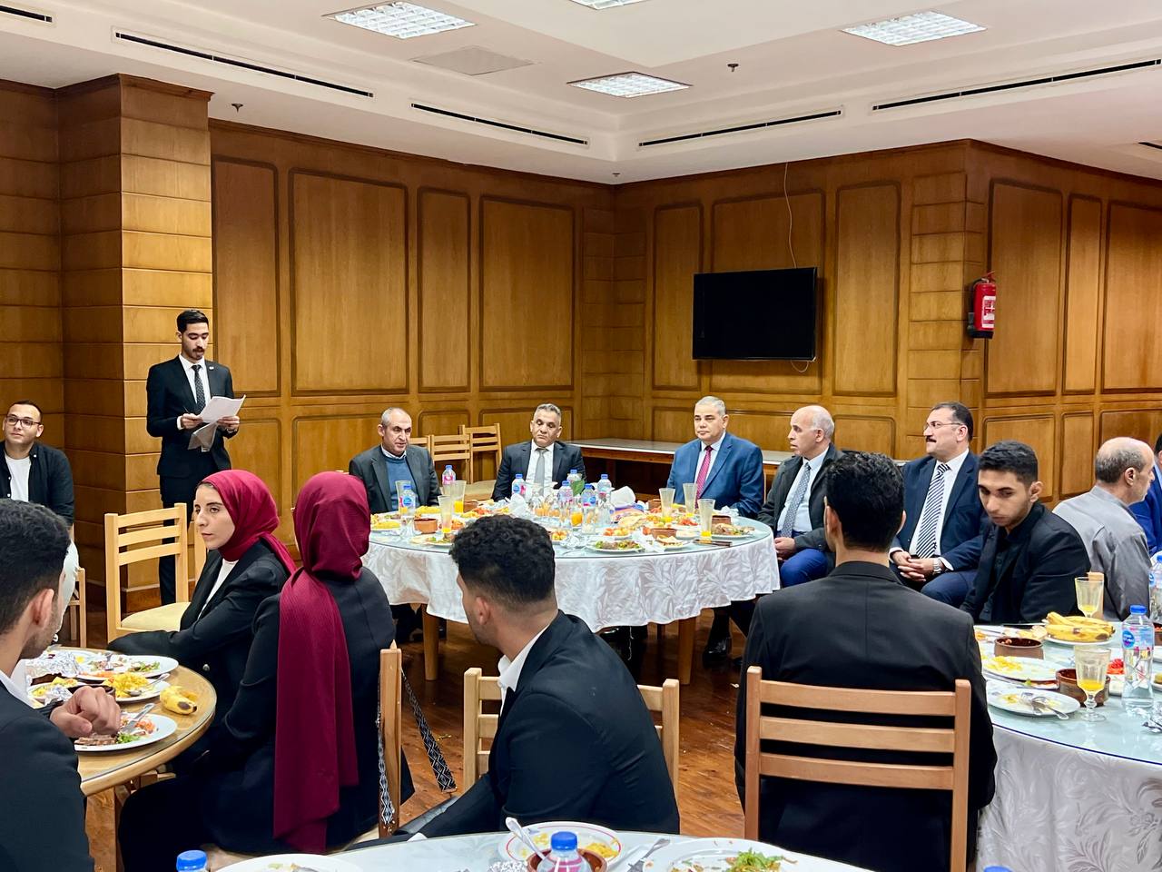 رئيس الجامعة يجتمع بمجلس اتحاد طلاب الجامعة ويشاركهم وجبة الغذاء